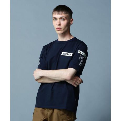 [^ԁF7835934010]iFFATIGUE T-SHIRTsiڍׁtEAVIREX̃OZ[f̔sVcE莝̂̓VfނgpEt@eB[OpcCXpCAꂽfUCE|Pbgɕt~^[vfڂ̃ACeEN[lbNsVcfUC悭~^[ȃeCXgȕ͋Cɂ킽xꑱ閼iyAVIREX^ABbNXz1975NɃAJR̃RgN^[ƂđnƂAtCgWPbgł̔FmxIɍ߂B~^[ɋNABbNX́A@\IȃfUCoL̔ɎxĂB̌Iȕ\́AfuCfB[EW[YvugbvKvutBXxvȂǂ̃XN[ł􂵁Aт𗁂тB̖ʂ̖fUCAmX^WbNȖ킢͍ȂȆ̐lXxꑱĂB