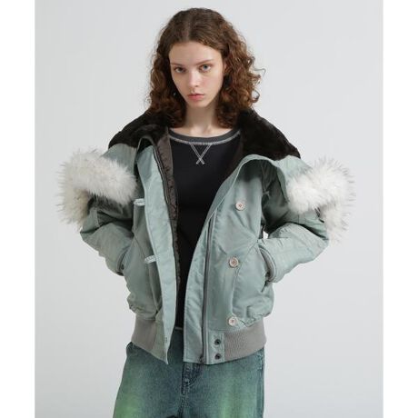 [^ԁF7835252606]EԂ̐lCւN-2B JACKET̃AWfEYȃ{fB[J[Ƀt@[̔zFfAñJ[O|CgłBEO\ȃt@[t[hWbvŕό`AD݂̒Ȃy߂܂ByAVIREX WOMANz{iIȃ~^[EFA@\ƃfUCfB[XJWAɓeCBI㐫̂郌fB[XuhƂđARADSAzƂĉȓl̏֌fBXJWAĂĂ܂B