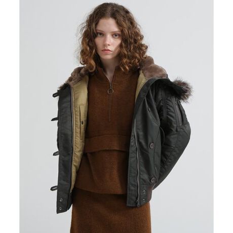 [^ԁF7835252606]EԂ̐lCւN-2B JACKET̃AWfEYȃ{fB[J[Ƀt@[̔zFfAñJ[O|CgłBEO\ȃt@[t[hWbvŕό`AD݂̒Ȃy߂܂ByAVIREX WOMANz{iIȃ~^[EFA@\ƃfUCfB[XJWAɓeCBI㐫̂郌fB[XuhƂđARADSAzƂĉȓl̏֌fBXJWAĂĂ܂B