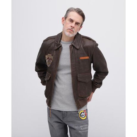 [^ԁF7835950007]yAVIREXVbvziFs50th AnniversarytA-2 BLOUSONAVIREX 2025&50th ANNIVERSARY SPRING&SUMMER1975NɃAJR̃RgN^[ƂĒauAVIREXvBꂩ50NAɓn舤ꑱtCgWPbgVARSITYWPbgCɂʃf𔭔B̑ɂAV[Yɍ킹OtBbNfUCȂǂ܂Ŕ|Ă{mȋZpƂƂɌɃAbvf[gꂽRNVWJĂBiڍׁEw̓ƉEAVIREXTON̋LO`[t̗pA-2fEfނ́AAVIREX90NɎgpĂAeB[Nׁ[XɃ[YhHdlEƂ{bNXVGbgEɃuhpb`zlE|Pbgɂ̓nhEH[}[̗pEn}znyAVIREX^ABbNXz1975NɃAJR̃RgN^[ƂđnƂAtCgWPbgł̔FmxIɍ߂B~^[ɋNABbNX́A@\IȃfUCoL̔ɎxĂB̌Iȕ\́AfuCfB[EW[YvugbvKvutBXxvȂǂ̃XN[ł􂵁Aт𗁂тB̖ʂ̖fUCAmX^WbNȖ킢͍ȂȆ̐lXxꑱĂB