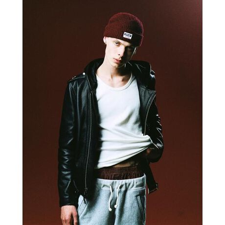 [^ԁF7825950024]j㏉́gt[hthONE STARĂQڂ̓oBt[hĂ邱ƂŁAC_[XL̃Chȕ͋CɘaA{̕icȂghɊYĂoX|CgBMADE IN USAƂYwi␔X̒lɈĂONE STAŘ̈ӏɎ󂯌pĂ܂Bvɂ͂Ƃ݂ȂA_炩XgXt[ȃJEnChgpĂA̍U[炱ł{̃V{cdグB_炩ȃU[łAt[hɂ̓nARbgp[JƂ͂܂Ⴄh[vo܂BN110N}VbgAVONESTAR̕\y݂B̏i̓N[|ΏۊOƂȂĂ܂BySchott^VbgzC_[XWPbg̑㖼ƂSchott̗j́A1913NAj[[NŃA[BEVbgWbNVbǧZɂĎn܂B̓CR[gHꂾA1928NɐEŏ߂ătgWbp[̗pC_[XWPbguPerfectovV[Y𔭔B{^dlȂAIȃWPbgƂĘbƂȂǍ̃C_[Xjɑ傫ȉe^BāASchott̖𐢊Eɒm炵߂̂50Nɔ\ꂽ^̃X^bYG|bgɔz`̃fhX^[gB@̐V삱AfwUEChEiMu\ҁvxŁA}[EuhZƌĂ郂fłB̌[YZbNXsXgY͂߁ÃbN~[WVɎxA𒴂i̔ԂƂčȂ̐lX𖣗ŋ߂ł͒ԃfłȂAJWAC[ȂǁAɎɍ킹Đi𐋂vVYȂBC_[X̗j͉iSchottƂƂɂB