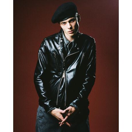 [^ԁF7825950010]30N`40NtCgWPbg烉C_[XWPbgֈڂςĂɃCXpCAꂽ_uuXgC_[XBʂȃfUC킬A~j}ȃfUCɃAbvf[g܂B ^E[XȃU[WPbglAp^[CLOr̋B U[͍^j܂pxW^u₵ŁA^jOi₵jƂHp N܂𔲂A^j܂ɒuĂ܂B ܂\ʂɃIChzĂ\ʂ̉ʂƓɐZ邱Ƃŕƒe͂𐶂ݏoĂ܂B̏i̓N[|ΏۊOƂȂĂ܂BySchott^Vbgz C_[XWPbg̑㖼ƂSchott̗j́A1913NAj[[NŃA[BEVbgWbNVbǧZɂĎn܂B̓CR[gHꂾA1928NɐEŏ߂ătgWbp[̗pC_[XWPbguPerfectovV[Y𔭔B{^dlȂAIȃWPbgƂĘbƂȂǍ̃C_[Xjɑ傫ȉe^BāASchott̖𐢊Eɒm炵߂̂50Nɔ\ꂽ^̃X^bYG|bgɔz`̃fhX^[gB@̐V삱AfwUEChEiMu\ҁvxŁA}[EuhZƌĂ郂fłB̌[YZbNXsXgY͂߁ÃbN~[WVɎxA𒴂i̔ԂƂčȂ̐lX𖣗Bŋ߂ł͒ԃfłȂAJWAC[ȂǁAɎɍ킹Đi𐋂vVYȂBC_[X̗j͉iSchottƂƂɂ