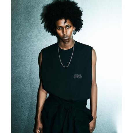 [^ԁF7825137001]@\fނgp܂ł̃CƂ͈悵BLACK SHEEPRNVBڐG⊴AARۋ@\Ă邽߁A̓{ɂ͂҂̃eLX^CłBׂԎ̎xl߂ŐDĂ邽ߔG肪悭AȂh[v̂fށB{fBJ[͍1FōhJƔhJ2FWJłBɂ̓IWiS|CgœVvŎg₷fUCBXg[gCNȃm[X[uTVc̓VvȂTVcƂ͂܂\y݂܂B傫JbgƁALƂgCȕ\BČL߂ɂƂAl߂邱ƂňꖇłlɂȂACełBt̑܂̓|vsv̐^pbNB񂾗mA邭Ɗۂ߂邾ŋC֗ACełBו肪ȗs̍ۂA厖ȗmC≘ꂩۑ邽߂ɂgB̏i̓N[|ΏۊOƂȂĂ܂ByBLACK SHEEPzr̔TƂƂjAXtŃlKeBuȈӖƂĂꂪAǂ߂CAEgTC_[̂悤ȗʒůiDǂɂǂ䂩̂B̖}Ȃ̂ł͂ȂAIȃVGbgȂ@\˔ʐBLACK SHEEPɃsb^BySchott^VbgzC_[XWPbg̑㖼ƂSchott̗j́A1913NAj[[NŃA[BEVbgWbNVbǧZɂĎn܂B̓CR[gHꂾA1928NɐEŏ߂ătgWbp[̗pC_[XWPbguPerfectovV[Y𔭔B{^dlȂAIȃWPbgƂĘbƂȂǍ̃C_[Xjɑ傫ȉe^BāASchott̖𐢊Eɒm炵߂̂50Nɔ\ꂽ^̃X^bYG|bgɔz`̃f X^[B̐V삱AfwUEChEiMu\ҁvxŁA}[EuhZƌĂ郂fłB̌[YZbNXsXgY͂߁ÃbN~[WVɎxA𒴂i̔ԂƂčȂ̐lX𖣗Bŋ߂ł͒ԃfłȂAJWAC[ȂǁAɎɍ킹Đi𐋂vVYȂBC_[X̗j͉iSchottƂƂɂB