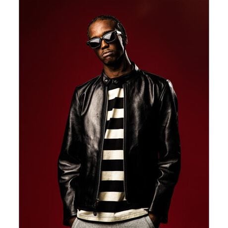 [^ԁF7825950011]X^C70NɎ݂JtF[T[^CvSchott̃tB^[ʂăAbvf[gVOC_[XBxW^u^j₵̃V[vXL̓VOC_[X炵ǂӖłcdオBgbv̂ݔR[eBO{AoNωŖoՂ邽߂ɖDtBggp邱ƂŐNオy݂ȃACeB~j}ȃfUC̓^E[XɂƂ݂₷1iłB̏i̓N[|ΏۊOƂȂĂ܂BySchott^Vbgz C_[XWPbg̑㖼ƂSchott̗j́A1913NAj[[NŃA[BEVbgWbNVbǧZɂĎn܂B̓CR[gHꂾA1928NɐEŏ߂ătgWbp[̗pC_[XWPbguPerfectovV[Y𔭔B{^dlȂAIȃWPbgƂĘbƂȂǍ̃C_[Xjɑ傫ȉe^BāASchott̖𐢊Eɒm炵߂̂50Nɔ\ꂽ^̃X^bYG|bgɔz`̃fhX^[gB@̐V삱AfwUEChEiMu\ҁvxŁA}[EuhZƌĂ郂fłB̌[YZbNXsXgY͂߁ÃbN~[WVɎxA𒴂i̔ԂƂčȂ̐lX𖣗Bŋ߂ł͒ԃfłȂAJWAC[ȂǁAɎɍ킹Đi𐋂vVYȂBC_[X̗j͉iSchottƂƂɂB