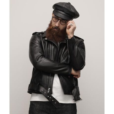 [^ԁF7825950019]j[lCLbhJEU[ONESTAR TALLx[XɂV^Bƌ݂ȂA_炩XgXXȒSnNEW NAKEDBԂ̗ǂv炱ł{̃V{c܂܂̎dグBȂ܂Bwēɂv͌ǁAoNω͊y݂!!xȂqlɂSvWCtyŒ͂̏i̓N[|ΏۊOƂȂĂ܂BySchott^Vbgz C_[XWPbg̑㖼ƂSchott̗j́A1913NAj[[NŃA[BEVbgWbNVbǧZɂĎn܂B̓CR[gHꂾA1928NɐEŏ߂ătgWbp[̗pC_[XWPbguPerfectovV[Y𔭔B{^dlȂAIȃWPbgƂĘbƂȂǍ̃C_[Xjɑ傫ȉe^BāASchott̖𐢊Eɒm炵߂̂50Nɔ\ꂽ^̃X^bYG|bgɔz`̃fhX^[gB@̐V삱AfwUEChEiMu\ҁvxŁA}[EuhZƌĂ郂fłB̌[YZbNXsXgY͂߁ÃbN~[WVɎxA𒴂i̔ԂƂčȂ̐lX𖣗Bŋ߂ł͒ԃfłȂAJWAC[ȂǁAɎɍ킹Đi𐋂vVYȂBC_[X̗j͉iSchottƂƂɂB