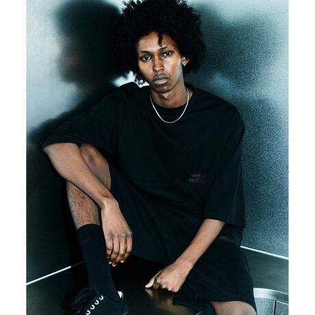 [^ԁF7825130007]@\fނgp܂ł̃CƂ͈悵BLACK SHEEPRNVBڐG⊴AARۋ@\Ă邽߁A̓{ɂ͂҂̃eLX^CłBׂԎ̎xl߂ŐDĂ邽ߔG肪悭AȂh[v̂fށB{fBJ[͍1FōhJƔhJ2FWJłBɂ̓IWiS|CgœVvŎg₷fUCBgh炵I[o[TCYVGbg̃tbg{[VcBVvȃfUCȂʂɂȂ肷Ȃ悤A؂ւʒu𒲐SʒuĒႭݒ肵AȍSl߂1BLgƃA[z[́Añh[vyނɂ͂҂ȃVGbgɎdオĂ܂Bt̑܂̓|vsv̐^pbNB񂾗mA邭Ɗۂ߂邾ŋC֗ACełBו肪ȗs̍ۂA厖ȗmC≘ꂩۑ邽߂ɂgB̏i̓N[|ΏۊOƂȂĂ܂ByBLACK SHEEPzr̔TƂƂjAXtŃlKeBuȈӖƂĂꂪAǂ߂CAEgTC_[̂悤ȗʒůiDǂɂǂ䂩̂B̖}Ȃ̂ł͂ȂAIȃVGbgȂ@\˔ʐBLACK SHEEPɃsb^BySchott^VbgzC_[XWPbg̑㖼ƂSchott̗j́A1913NAj[[NŃA[BEVbgWbNVbǧZɂĎn܂B̓CR[gHꂾA1928NɐEŏ߂ătgWbp[̗pC_[XWPbguPerfectovV[Y𔭔B{^dlȂAIȃWPbgƂĘbƂȂǍ̃C_[Xjɑ傫ȉe^BāASchott̖𐢊Eɒm炵߂̂50Nɔ\ꂽ^̃X^bYG|bgɔz`̃f X^[B̐V삱AfwUEChEiMu\ҁvxŁA}[EuhZƌĂ郂fłB̌[YZbNXsXgY͂߁ÃbN~[WVɎxA𒴂i̔ԂƂčȂ̐lX𖣗Bŋ߂ł͒ԃfłȂAJWAC[ȂǁAɎɍ킹Đi𐋂vVYȂBC_[X̗j͉iSchottƂƂɂB