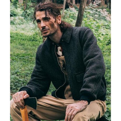 [^ԁF7825252009]NWJr[`NXAVbNȃubNŃAbvf[gBE[ƃRbg̍abZ҂݋@ōxɓdD肷邱ƂŁAƓ̎ƗDꂽhB\ʂ̓jbg̖ȃE[fށAʂ̓E[Nт̃pCɂȂĂAgƏ_炩ȔG˔Ă܂Br[`NX́AăT[t@[r[`Őĝ߂邽߂ɒpĂRfށB̓`󂯌pȂAKxȏdʊƁAقǂɓމKvX܂BfUĆA~^[AE^[̖TYPE A-2x[XɁAʂ킬ƂꂽVGbgɎdグAȂ_ȈۂɁBɁAKxȐLkr[`NX炱A-2L̋AKȒSn܂Bו܂ł蔲A͋CɃ}b`IWivgl[ANZgƂȂANVbNȂIȈꒅɎdオĂ܂B̏i̓N[|ΏۊOƂȂĂ܂BySchott^VbgzC_[XWPbg̑㖼ƂSchott̗j́A1913NAj[[NŃA[BEVbgWbNVbǧZɂĎn܂B̓CR[gHꂾA1928NɐEŏ߂ătgWbp[̗pC_[XWPbguPerfectovV[Y𔭔B{^dlȂAIȃWPbgƂĘbƂȂǍ̃C_[Xjɑ傫ȉe^BāASchott̖𐢊Eɒm炵߂̂50Nɔ\ꂽ^̃X^bYG|bgɔz`̃fX^[B̐V삱AfwUEChEiMu\ҁvxŁA}[EuhZƌĂ郂fłB̌[YZbNXsXgY͂߁ÃbN~[WVɎxA𒴂i̔ԂƂčȂ̐lX𖣗Bŋ߂ł͒ԃfłȂAJWAC[ȂǁAɎɍ킹Đi𐋂vVYȂBC_[X̗j͉iSchottƂƂɂB