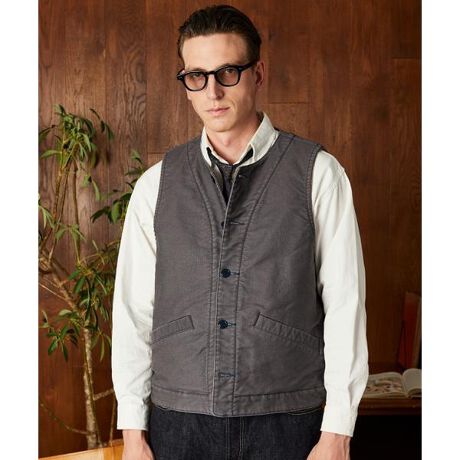 [^ԁF7825257002]VRfނgAɃ^tŕۉグ邩ɏd_uĂ܂BC[h邱ƂōIɕۉグ邱ƂoxXg݂͓͌OłA͉IłB{͌ĂȂł낤Schott炵IWiJ[̗pAuXeb`̔ɂꂽ͋CɎdグ܂B1940-50ÑfbLWPbgłgĂא̃sPf(R[hNX)C[WnBɂ̓E[ApJ̐ngƂŁAhɗDĂ܂Btgt@Xi[͏~߂ɃR̗̎pBSchott̃C_[X̏ォ܂̓Ci[ƂĎg肪ACełB̏i̓N[|ΏۊOƂȂĂ܂BySchott^VbgzC_[XWPbg̑㖼ƂSchott̗j́A1913NAj[[NŃA[BEVbgWbNVbǧZɂĎn܂B̓CR[gHꂾA1928NɐEŏ߂ătgWbp[̗pC_[XWPbguPerfectovV[Y𔭔B{^dlȂAIȃWPbgƂĘbƂȂǍ̃C_[Xjɑ傫ȉe^BāASchott̖𐢊Eɒm炵߂̂50Nɔ\ꂽ^̃X^bYG|bgɔz`̃fhX^[gB̐V삱AfwUEChEiMu\ҁvxŁA}[EuhZƌĂ郂fłB̌[YZbNXsXgY͂߁ÃbN~[WVɎxA𒴂i̔ԂƂčȂ̐lX𖣗Bŋ߂ł͒ԃfłȂAJWAC[ȂǁAɎɍ킹Đi𐋂vVYȂBC_[X̗j͉iSchottƂƂɂB