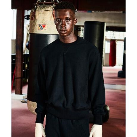 [^ԁF7825932001]`PERFECTO SWEAT COLLECTION`𒴂Ĉ60NȑOɍꂽre[W̃XEGbgVcBȃre[W̃XEFbgIɍČPERFECTO̖RNVB̐@Ɠ݂҂݋@gpĂAU[WPbglɒNɂ킽Ė킢𑝂A̐֎c邱ƂłB܂ɊȃXEFbgƌĂԂɑN̑fފ̊łRNVƂȂĂBa̎RɌ100N߂Óu݂҂݋@vłƋC܂݂Ȃ؂ɕ҂܂ꂽńA▭ȃeVƐĝݍނ悤ȒSnő̓ƂȂBC܂񂾏_炩RV݂̂҂ݐnȀnElɂ蒚JɖDACeB݂҂ݐnōꂽt@ubN͓KxɃtBbgALkEG苤ɔQłB30Nォ50NOɂėVXEFbĝقƂǂũK[bg؂蔲āA֋݂ƓujbgOp^ɂ͂ߍށw͂ߍ݃K[bgx̗pBn̏kݖh~⊾~߂̂߂ɎtꂽʂłA60N㍠ɂ̓RXg팸ZpȂǂɂ茸Ă̂ŃBe[WXEFbgɌL̃fBeB[BBe[WXEFbgL͋̕Cc▭ȃVGbgTCYoB̏i̓N[|ΏۊOƂȂĂ܂BySchott^VbgzC_[XWPbg̑㖼ƂSchott̗j́A1913NAj[[NŃA[BEVbgAWbNEVbǧZɂĎn܂B̓CR[gHꂾA1928NɐEŏ߂ătgWbp[̗pC_[XWPbguPerfectovV[Y𔭔B{^dlȂAIȃWPbgƂĘbƂȂǍ̃C_[Xjɑ傫ȉe^BāASchott̖𐢊Eɒm炵߂̂50Nɔ\ꂽ^̃X^bYG|bgɔz`̃fX^[B[YZbNXsXgY͂߁ÃA[eBXg⃂[^[TCNXgɎxA𒴂i̒ԂƂčȂ̐lX𖣗Bŋ߂ł͒ԃfłȂAJWAC[ȂǁAɎɍ킹Đi𐋂vVYȂBC_[X̗j͉iSchottƂƂɂB