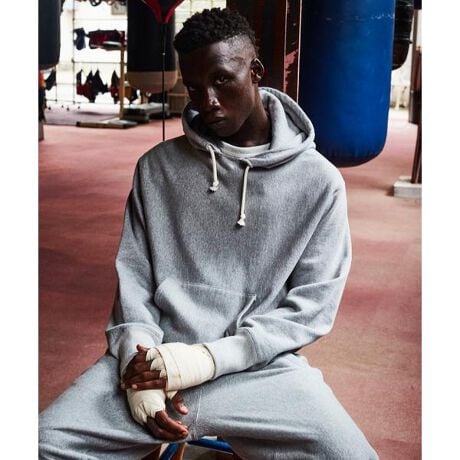 [^ԁF7825931001]`PERFECTO SWEAT COLLECTION`𒴂Ĉ60NȑOɍꂽre[W̃XEGbgVcBȃBe[W̃XEFbgIɍČPERFECTO̖RNVB̐@Ɠ݂҂݋@gpĂAU[WPbglɒNɂ킽Ė킢𑝂A̐֎c邱ƂłB܂ɊȃXEFbgƌĂԂɑN̑fފ̊łRNVƂȂĂBa̎RɌ100N߂Óu݂҂݋@vłƋC܂݂Ȃ؂ɕ҂܂ꂽńA▭ȃeVƐĝݍނ悤ȒSnő̓ƂȂBC܂񂾏_炩RV݂̂҂ݐnȀnElɂ蒚JɖDACeB݂҂ݐnōꂽt@ubN͓KxɃtBbgALkEG苤ɔQłBp[J[ɂutvƂ́Av[ȃXEFbgVcɃt[htƂƓ̃fBe[B1950N܂ł̃Be[Wp[J[ɓIɌꂽfUCBBe[WXEFbgL͋̕Cc▭ȃVGbgTCYoB̏i̓N[|ΏۊOƂȂĂ܂BySchott^VbgzC_[XWPbg̑㖼ƂSchott̗j́A1913NAj[[NŃA[BEVbgAWbNEVbǧZɂĎn܂B̓CR[gHꂾA1928NɐEŏ߂ătgWbp[̗pC_[XWPbguPerfectovV[Y𔭔B{^dlȂAIȃWPbgƂĘbƂȂǍ̃C_[Xjɑ傫ȉe^BāASchott̖𐢊Eɒm炵߂̂50Nɔ\ꂽ^̃X^bYG|bgɔz`̃fX^[B[YZbNXsXgY͂߁ÃA[eBXg⃂[^[TCNXgɎxA𒴂i̒ԂƂčȂ̐lX𖣗Bŋ߂ł͒ԃfłȂAJWAC[ȂǁAɎɍ킹Đi𐋂vVYȂBC_[X̗j͉iSchottƂƂɂB