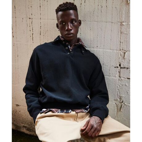 [^ԁF7825932002]`PERFECTO SWEAT COLLECTION`𒴂Ĉ60NȑOɍꂽre[W̃XEGbgVcBȃre[W̃XEFbgIɍČPERFECTO̖RNVB̐@Ɠ݂҂݋@gpĂAU[WPbglɒNɂ킽Ė킢𑝂A̐֎c邱ƂłB܂ɊȃXEFbgƌĂԂɑN̑fފ̊łRNVƂȂĂBa̎RɌ100N߂Óu݂҂݋@vłƋC܂݂Ȃ؂ɕ҂܂ꂽńA▭ȃeVƐĝݍނ悤ȒSnő̓ƂȂBC܂񂾏_炩RV݂̂҂ݐnȀnElɂ蒚JɖDACeB݂҂ݐnōꂽt@ubN͓KxɃtBbgALkEG苤ɔQłBBe[W̃~^[XEFbgX|[cEFAɌn[tXibv^CvBh߂镗̃`XgbvtBBe[WXEFbgL͋̕Cc▭ȃVGbgTCYoB̏i̓N[|ΏۊOƂȂĂ܂BySchott^VbgzC_[XWPbg̑㖼ƂSchott̗j́A1913NAj[[NŃA[BEVbgAWbNEVbǧZɂĎn܂B̓CR[gHꂾA1928NɐEŏ߂ătgWbp[̗pC_[XWPbguPerfectovV[Y𔭔B{^dlȂAIȃWPbgƂĘbƂȂǍ̃C_[Xjɑ傫ȉe^BāASchott̖𐢊Eɒm炵߂̂50Nɔ\ꂽ^̃X^bYG|bgɔz`̃fX^[B[YZbNXsXgY͂߁ÃA[eBXg⃂[^[TCNXgɎxA𒴂i̒ԂƂčȂ̐lX𖣗Bŋ߂ł͒ԃfłȂAJWAC[ȂǁAɎɍ킹Đi𐋂vVYȂBC_[X̗j͉iSchottƂƂɂB