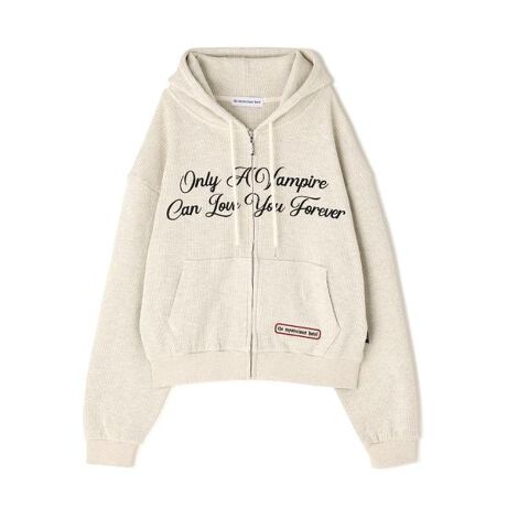 [^ԁF7846131738]THE MYSTERIOUS HOTELCłCi[łd󂷂tZIPt[fBB_炩Sn̗ǂbtn̗pBtgɂ͎hJŃfUC̊vXB⃋[YȃI[o[TCYVGbgBE}`bNȕML̎hJfBe[EI[o[TCYVGbgŉKȃtBbgEyď_炩btnESVbNShJpb`|CgTHE MYSTERIOUS HOTELbU ~XeAX zéASNS̃tH[109000l𒴂CtGT[グ؍̃t@bVuhBLE SSERAFIM̃o[pƂɂ؍nŘbW߂ĂB퐶ŋCyɒ郔Be[WX^CɌIȃfBe[vXACeWJĂB