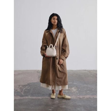 [^ԁF7815976285]OLEND^Ih@Micro Ona Soft Bag obOlĆwOnaxV[Y̒ōłMicroTCYBɂ̓t@Xi[|PbgĂARpNgȂ[͂ɗDꂽACełBV_[Xgbv͌тāA΂ߊ|obOAobNpbNAnhobO3wayɃAW܂B̃X^CɂЂƖāAKiX^CbVɎ^т܂傤IyOLENDzXyCEoZĩobOuhB1940Nだ50N̓oRƂCXs[V󂯂AƑnIȃfUC̃ACe𑽐WJBuh̃ACRĨ݂iCobOwOna Soft Bagx͌yʂŗlXȎg\BJ[oG[VLxŁAڂW߂ĂugłB