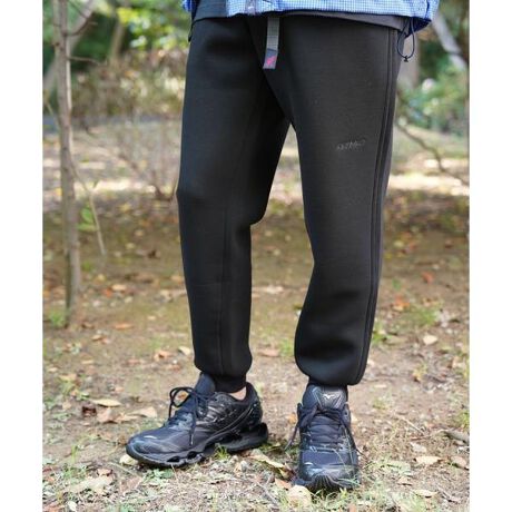 [^ԁF7815210205]GRAMICCI^O~`  TECH KNIT NALLOW RIB PANT ebNjbgi[upcfނɒe͐̂Ac݂ƃnAn̒ɋC𗭂߂邱ƂŕۉɂDĂebNjbgfނgpĂ܂BɂďXɍׂȃA̓udlɂȂĂX|[eBŃANeBuȈۂłBuh̃[cłNC~OV[ɂ@\cA ̃CtX^Cɍ킹אg̃VGbg͂X^CɃ}b`܂BT_AXj[J[Au[cƑƂ̃R[fBl[g₷łByGRAMICCI^O~`zuO~`v́A1970NAAJŁgXg[}X^[hƌĂ΂AZ~ebNNC~O[hĂl̃bNNC}[A}CNEOnÃNC~OEGAł͖łAƎ̎@ŋ@\ɕx񂾃EGAÂɒ肵A1982NɃJtHjȀȑqɂŗグuhłBO~`pcƃO~`V[ćAƓ̋@\A180xRȊJr\ɂuK[bgNb`vЎŊȒPɒ߂łuWebbingxgvĂ܂B