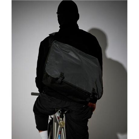 [^ԁF7815976300]PACKING^pbLO@BLACK REFLECTIVE MESSENGERpbLOԂ̃bZW[obO̓tN^[fނœoIVvȌڂȂTCh̃hNz_[AL[P[X̃L[o[\ɂȂwʂ̃XgbvȂǍׂȃM~bN͂łByPACKING^pbLOzAJ̃X[p[ɎGɔĂ悤ȁAgobNpbNRZvg2018NX^[gBAJ炵cVvCYxXgȃobOuhB