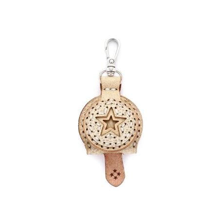 [^ԁF7855970310]A[gƃNtgZʂȃL[Lbv BU[NtgWJuh OJAGA DESIGN ITTI ^bOg񂾃XyVACeBITTI ̒ԑfނɉACCɂ͂ȂʂȋgpAOJAGA DESIGN̑zZpŎdグꂽiłB\Ɨ̗ʂOJAGA DESIGN̏ےł䊐fUCꂽ̃L[Lbv́A\ňقȂ\A2̃fUCyނƂł܂Bkȍ荞݂͂܂ŃA[gî悤ŁAobOɕt邾ŁAɐꂽ݊vXĂ܂BdlEXibv{^JEiXJ~1TCYH8.0cm ~ W4.3cm ~ D2.0cm (܂)dʁ16gSHIRONAMESHI1000NȏO畺ɌPH̍ؒn𗬂sōĂAÑ嗤{ɓ`pĂ₵ZpA₵Big킸ɁAAA؎݂̂ŔȂ߂̎@́Aꎞ͓r₦Ă܂̂́Ar₦܂ƈl̐ElNARAdˁAzƂ锒₵v̊Ɍĕ݂i߂ĂB锒₵^i[(vH)͐ETĂꌏ̂݁BŘb݂݂̂ōo邱̊v́A[x[Ŵ悤ȓFœƓ̔GBlדIȉHɗ͌炵AR̂܂܂̕c߁A⃀ȂǓĂ̂́Aꂳ[hŏiYBꖳ̓{EɌւfނłBShellFCOW LEATHER ^ PHȂ߂v ^ SHIRONAMESHIg̃j^[̈ႢɂAi̐FقȂČꍇ܂BBv̓VR̕𐶂߁AɂĂV⏬ꍇ܂BBƂŐ삳Ă邽߁AF`Ɏ኱̍oĂ܂ꍇ܂ByITTI^Cb`zOI肷̑fނTOKYOɗƂ݁ALxȌo萶ݏot@bV_̃ACeBɃVvłȂJeSCYȂAvVIȃfUCĂB