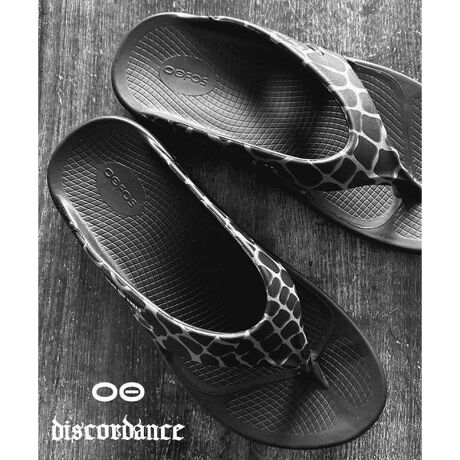 [^ԁF7855192217]̃Ly[ɂAԒɉiϓꍇ܂BZ[͗\ȂIĂꍇ܂B`h Iu U fBXR[_XƃJo[V[Yuh́uE[tHXiOOFOSjv^bOg񂾃R{T_[XIJo[V[ỸpCIjAłOOFOS̒łAɐlCւ郂f OOriginal(E[IWi)NRE[IWiɃGbWAXg[gȃX^COɃtBbgfUCBƈ芴̂VvȃgÕr[`T_fOOfoamgpAOi͂𐶂ގړIƂʓIEVAfނ̃~bh\[ƈقȂA Ռ̔37}邱Ƃł邽߁Anɂ鑫ւ̏ՌŷGEEwɂ镉SyłA ܂lԍHwɊÂĐ݌vꂽtbgxbgɂADݍ݁Ay܂T|[g܂sEVA ̈ȃr[`T_Ƃ͈قȂAQȌAhgp擾̍xȃtbgxbhgpAɂ₳̂|CgNbV̂ŁAttƂď_炩SnQyChildren of the discordance^`h Iu U fBXR[_XzDesigner : HIDEAKI SHIKAMAǧĂ[XJ`[␢Ȅnnւ̐[m琶ݏoRNV͑̃uhł͕\łȂƓ̑݊B܂2015SSX^[gAÂêA[eBXgNAOTO YOSHIDAƂ̃Be[WEFA̐V߂ĂWCg[ŃACN̊TOςv~AȃRNVƂȂĂByOOFOS^E[tHXz2011 NɃ}T`[ZbcB̃RnZbgŃX|[cIg[i[AV[Y[J[̐iJɌgxe`[ɂA2 N̍ΌJꂽJo[V[YuhłBւ̏Ռ傫V[Y͐̒ɈĂ邪AՌzJo[ړIƂV[YȂƂɋCtނ́AOOFOSiRj 胊Jo[V[ỸpCIjAƂȂ܂BOOFOSiRj iɎgĂf OOfoam ́AOi͂𐶂ގړIƂʓI EVA fނ̃~bh\[ƈقȂAՌ̔ 37 }邱Ƃłnɂ鑫ւ̏Ռy邱Ƃł܂B̂ߕGAAwɂ镉SyłA܂lԍHwɊÂĐ݌vꂽtbgxbgɂADݍ݁Ay܂T|[g܂B݃AJł́A2011 N̗グ烊Jo[V[Yւ̗NX[܂A 2020 Nɂ̓Vbv