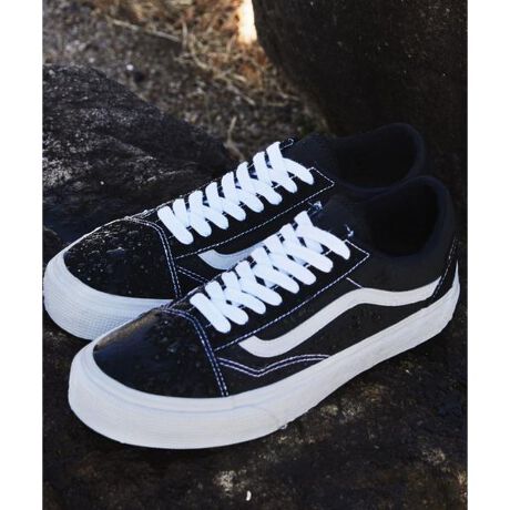 [^ԁF7875992201]1977NɒaAACRjbNȃTChXgCv߂č̗pI[hXN[BI߂ĂVANS\郂fAhfނGORE-TEX ZAbvf[gBEڂł킩AVANS\郂fEACRjbNȃTChXgCṽfUCEXG[hGORE-TEXihfށj̃Abp[E⋭ꂽg[LbvEq[JE^[̖DڂɃV[Xe[vHhE⋭pbh胉CjOE[XAbvdlEVOl`[̃o[bt\[VANS^@Y1966NAJtHjÃAinCɂPaul Van DorenAGordon C.LeeASerge d'EliaɂăJWAtbgEFAƃAp̐Ǝ҂ƂđnƂꂽwVANSxB 70NɃXP[g{[hV[Y𔭕\VvȃfUCƃObv̂\[AXP[^[B̊ԂŏXɉ΂n߂BXP[^[݂̂Ȃ炸BMXC_[ȂǂȎx𓾂70NIɂ́AVans70̃VbvJtHjAɃI[vAOłZ[Xn߂BfUC̓T[t@[~[WVɈpꐢEɖOL邱ƂɂȂB