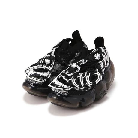 [^ԁF7875994704]ȃWF̉𓥂ł܂悤ȃtbgEFA{ȂŜx邽ߊłׂ͂̃AEg\[AėIŏ_炩Ȍ`ɂĂ܂Ƃ낪VѐSfUCBOɂo[p[cfUCɃANZgĂBAbp[̓{[̂CƂ͑ΏƓIɉؚȎdオƂȂĂBV[vȃVFCvƁAy܂ɍтAܐ悩炩ƂɂĊɂ₩ȌX΂邱ƂŊ̃Xj[J[ɂ͂ȂiŃXƂX^CۂÂB܂jbgAbp[̃AVg[ɃCAEgꂽV[z[ƃp^[ۓIȃAEg\[̃fUCpłBMOOPIE̓IȑՂۂPVC̃p[cAbp[̏ɎtAC̃Abp[ƃAEg\[̋EڂA㉺cCXg悤ȕ͋C\ĂBq[̍͂悻7cmBłȂACŜő̂xAKxȃNbV邱ƂŁAɂ悤ɐ݌vĂBgrounds^OEYMIKIO SAKABE肪fUCi[╔OYďCtbgEFAuhBulԂƏd́inj̊֌Wɕω炷ƁvulԂƏd́inj̐ړ_łAEg\[ƒnʂ𒆐SƂlԂÂve[}ɁA{[̂IȃAEg\[gݍ킹tbgEFA𔭕\Ă܂B