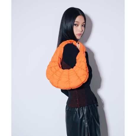 [^ԁF7875276709]ՂƂLeBOfUCڂ䂫A܂ŃNbT̂悤ȃj[NȃtH̃V_[obOB悢{[ƌy𗼗|GXefނŁA₷B݊ȂJWAX^CɌ₷AR[fBl[g̃ANZgɂȂACełBt@Xi[tŁAɂ͈قȂ闠n̗pĂA`ƌJ[VѐSՂŃ|CgBANNA SUI NYC^Ai XC GkCV[j[[N\RNVuhANNA SUIAfC[JWAɊy߂VuhƂāAANNA SUI NYCX^[gBuhRZvǵuSOUVENIR NYCvuNEW YORKŃVbsO悤ȃNNve[}ɁAlhfUCACeWJB]̃Ap̊TOɔꂸARŃnbs[ȃt@bVāB