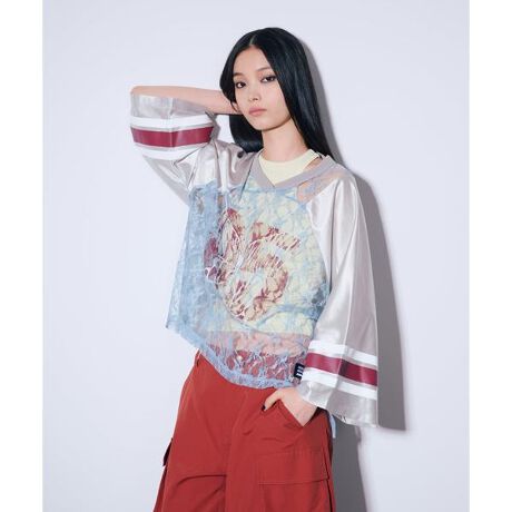 [^ԁF7875230740]ANNA SUI NYCԂ̃Q[VcɃ[X킹AX|[eBƃZVAȃ[hꒅB̂郌[X̏ɁA_ɔzuꂽioOƒ̃`[tvg̓Xg[gfԈႢȂB򊴂̂郆jtH[̑fނ⃉CvgȂǂ̃X|[eB[ȃfBeB[ƁA@ׂȃ[X̃RgXgVNȃoXo܂BCi[ňۂς̂ŁAC[hł̒Ȃy߂ACeBJ[̓ubNEuEEVo[3FWJBꂼقȂ鐢EςAFႢőȂ郉CibvłBANNA SUI NYC^Ai XC GkCV[j[[N\RNVuhANNA SUIAfC[JWAɊy߂VuhƂāAANNA SUI NYCX^[gBuhRZvǵuSOUVENIR NYCvuNEW YORKŃVbsO悤ȃNNve[}ɁAlhfUCACeWJB]̃Ap̊TOɔꂸARŃnbs[ȃt@bVāB