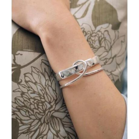 [^ԁF7875982733]pCꂽ͋CoĂV[YB̈قȂQ{̃CsɃfUCꂽoOłBVvȃv[gƂ˂׃CfUCŘrؚɌĂAꂽ炵͋CɁuhS肰Ȃ{|CgɂĂ܂Bڂ䂭fUCȂ̂ŃVvȃR[fBl[gɂf܂B莝̃ANZT[Ƒgݍ킹AI[V[Y􂷂ACeɂȂ܂BtiNothing And OthersuhSRecycled CottonВRecycled CottoniTCNRbgj́AxAiɂȂm⊓Agp̂܂ܔpꂽznVD蒼ĐLoXnłBVo[925v[eBO␻ilAԂoɂčł܂Ȁꍇ̓NXȂǂŗD@肭Bv[eBOł̂ŁAt܂ܓAdȂǂ͂߂BʓIɋAM[N₷ƌĂ镨ijbPANA}KARogjwǊ܂ł܂ByNothing And Others^ibVOAhAU[YzghɍE邱ƂȂ+RNVB ̎ԂɂȂWG[B̃X^C̎SɐBȏ̎M̈ꕔƂȂ悤ȃANZT[Ă܂B925Vo[v[eBOɃR[eBO{Ɠ̕ɎdグĂ܂B