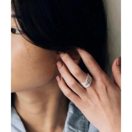 [^ԁF7875982734]pCꂽ͋CoĂV[YBׂCd˂fUC̃{[OBCŕ`ꂽƓȋȐ̏ɁAgNothing And Othersh{|CgɁB悢݊ŃfC[gɂ߂łBtiNothing And OthersuhSRecycled CottonВRecycled CottoniTCNRbgj́AxAiɂȂm⊓Agp̂܂ܔpꂽznVD蒼ĐLoXnłBVo[925v[eBO␻ilAԂoɂčł܂Ȁꍇ̓NXȂǂŗD@肭Bv[eBOł̂ŁAt܂ܓAdȂǂ͂߂BʓIɋAM[N₷ƌĂ镨ijbPANA}KARogjwǊ܂ł܂ByNothing And Others^ibVOAhAU[YzghɍE邱ƂȂ+RNVB ̎ԂɂȂWG[B̃X^C̎SɐBȏ̎M̈ꕔƂȂ悤ȃANZT[Ă܂B925Vo[v[eBOɃR[eBO{Ɠ̕ɎdグĂ܂B