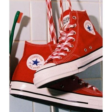 [^ԁF7876192210]2025N11ɍŏI͂̃V[Y5zMNetflixV[YwXgW[EVOX m̐ExƃRo[X̃R{[VfBI[X^[ GCWhx[XɁAV[Y5̕ł1987NɓWJĂJ[OsbNAbvBɁA1987ÑU[fɍ̗pẴV[[X|킹邱ƂŁAgȕ͋CoĂ܂B^ACjOAC\[͍ĩ^CgSŃAWĂA^ɂ͍ĩL[[ḧłuFRIENDS DON'T LIEv̕Ǝl6l̖OvgĂ܂B܂AzCg̃RbgV[[XXyAŕtBALL STAR AGED 87 SPECE􂢉H{Abp[EoH{e[vE6~̃Rbg̃XyAV[[XE̋ngENbVɗDꂽxE^tH[ƃo[X|W̃C\[EgEXvO߂ɐݒ肵NVbNȃVGbg̃XgEĕzdlƊp΂`̃TChXeb`Emb`tANpb`ERbgREuSTRANGER THINGS 1987v󎚓̃XyVȃq[xE80N̒ʏ́u┠vx[Xɍĩ^CgSgݍ킹IWiJ[gyCONVERSE^Ro[Xz1908NAč}T`[ZbcB[fɂĒaBr[REtH[YEo[EJpj[Ń}l[W[}[LXEMERo[X́A~ʂA[X⎼nт̑}T`[ZbcB̒n搫ɒڂARo[XEo[EV[EJpj[ݗBNɂ͉J̒łƂł郉o[V[Y̐JnB}[LXEMERo[X݂͓̌IARo[X̃o[V[Y͂̕i̍爳|IȎx󂯁A1910Nɂ͏]ƈ350lin̗L͊ƂւƐ܂B