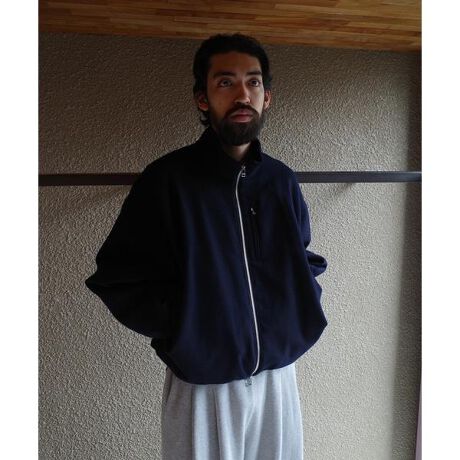 [^ԁF7885252366]BIBLIOTHERK~GARDEN^ruIe[N~K[f^DRAPE BLOUSON EX^GARDENʒ25AW܂ōĂDRAPE BLOUSONB26SSMA-1̃fBeCFẐɐiĂ܂B2025N̐VNʒł[XAv̂`ŌɁAʒƂĐB̃u]̓ruIe[NےACeBYɂėp邱Ƃ̏Ȃh[sOAn̗hAfUCƂāAY炵v_NgɗƂށB̐FCł͂Ȃj́AꂵHlȐFCruIe[N͊܂BgbNX[cx[XȂ̂ŖVтĂւBAz݂ɂł|PbgɕKiꂽ3́AɋA邱ƂȂтꂻłBȒjLv_Ng炱n̓C^A̍E[ɂ܂B[^[4000~݂̍萶n̓hXeBbNuhgnƂĂ͂Ȃ荂Bn̓wXł݁AYUGE FABRIC FARM̐nn^[A쏟ɑĂ猈Bn܂ŋȂ̂ŁA悤ȃVGbgɎdオBCCŐ삳ĂhDRAPE BLOUSONhɏʂŐnւɂĕʒŐBXg[gEFAsIȃX^C̏ےƂgbNX[cɂ́AlIȐςFZfĂBfUCi[EṼ[h[ůՂłdĂ̗ǂX[cƑΔ䂳`ŁAgbNX[cĉ߁B`Iȃh[sOZ@邱ƂŁAݍނ悤ȗDȃh[v܂AVGbg͂肨炩ɕωB̌ʁAl̖ӎɐޕΌhȂAɒa悤ȐVȕ\ݏoĂBBIBLIOTHERK(ruIe[N)́Auj[gŃAjCȐlԑvĂĂ{̃uhBuh́uBIBLIOTHERKv́AhCcŐ}قӖuBIBLIOTHEKvɗV̓łuRv𑫂BfUCi[̔V́AA[` uGmXACXŐ܂AsaJňBZ̓I_ AXe_ƃhCc ~wŕ炵ĂȂ̎Ԃ}قŉ߂AŃt@bVƏoBZɐe񂾃hCc̓`Iȃt@bVACe⃏[N~^[EFÃfBe[ȂAƂ₩ȎԂ̗␸_[h[uƂĕ\ĂBwIȎ_ʂāÂ̂CƗlXȓynŉ߂LI[o[bv邱ƂŃRNVB