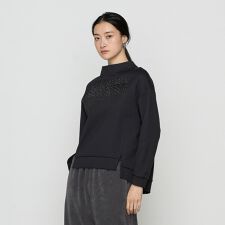 〔 +サイズ 〕 ダンボールニット 箔プリント＆スパンコール刺繍プルオーバー