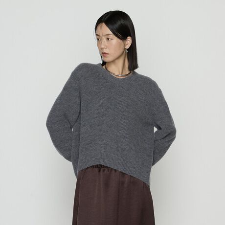 [^ԁF72-32IM03-205]sfUCtND]Ă}V}jbgłBN͕Њ^҂݂̃oCAXgŐ܂AVg[VGbgڂ䂭ꖇŃT}ɂȂZ[^[łB~h烍[Q[W̕Њ^҂݂͏dȂ肪łAMoWKTł͖ĉ݂}V}[gp邱Ƃŋ̌yɎdグĂ܂BOg͒ZߏŁACAVg[ɂĂȂꊴoĂ܂Bg͍Jo[Ă钅ŁAǂȃ{gɂ킹₷oXɎdグĂ܂BƂVGbgłق̂菗炵ÂȂbNXSn͂łB_炩G肪ǂ̂ŁAȕɂ߂łBƒŋCyɂꂪł̂|CgłBsfށt\tgŖĉ݂E[[vɔQAɋNщHłBE[Ȃł͂̒g݂ƁA_炩y₩ȕłBʏ͈{ŋɔnɎdグfނłAґɓ{ŕ҂ł̂łɂӂƃX|fBbVɎ̑̃ڗȂҒnɂĂ܂B