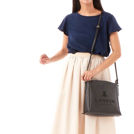 [^:060621010]LANVIN COLLECTIOÑVOl`[ACRł3iS}[N3DhJɂă|CgɂĂobOV[YłBC^AU[L̔FAȂ₩ƒ芴𕹂fނ̓āAӂƂCӎď_炩ȃĈłJbeBOƃtHɃfUC܂B\tgȎŜ̃tHƂ̃oXƂȂAnh̕t̐グ}`e̊Oɂ͂˂悤Ȃ܂ݖDŁAŜ߂̃fUCANZgĂ܂BpX^C̃uh_ȃC[Wŕ\U[obOV[YłBoRNV@LANVIN COLLECTION@}VEGhEîCɓo^ēׂ݌ɂ킸ȎAN[|Z[̊JnȂǂm点܂BЂo^肢܂BuĥCɓo^ViēׂȂǂm点܂BЂo^肢܂B