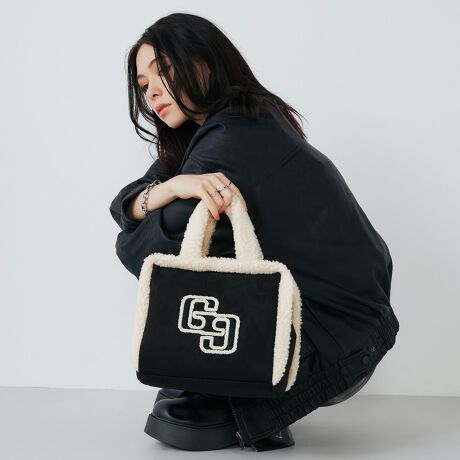 [^:GY-B151]sV[Yt2WAY FAKE MOUTON BAG / 2WAY tFCN[gobOlCGGSgp̃tFCN[gobOҖ]̕IŋGߊgtFCN[ghڂɒgApCsO{A͔G_炩AȂقǁsitigɂ傤ǂTCYɎdグtFCN[gobOBobOɂ̓TKhJGGSAGYDA炵fUCɎdグ܂BpCsOƎɃ{Agp鎖łGߊofUCBƂ}`̂ŁAڈȏɉו[鎖\łBɂ̓t@Xi[|Pbgt[|Pbg@\̍ACeBybg{gȂǂŒ\ȃX[utBt̃V_[ɂGYDÃSWK[hDœ鎖ł肱܂BV_[Eg[g2WAYdlBsuhtGYDA / WFC_- L.A CASUAL -CLA̋CC[WBIi炵̂̃CIoAVvȃACeVGbgF⏬ŃGbWBɃX^COBJWAŐFĈIi̎q̃X^CĂ܂BsXybNtJ@F}OlbgzbNJdlFt@Xi[|Pbg~1 / t[|Pbg~2stitۑ / V_[~1