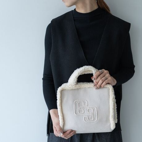 [^:GY-B151]sV[Yt2WAY FAKE MOUTON BAG / 2WAY tFCN[gobOlCGGSgp̃tFCN[gobOҖ]̕IŋGߊgtFCN[ghڂɒgApCsO{A͔G_炩AȂقǁsitigɂ傤ǂTCYɎdグtFCN[gobOBobOɂ̓TKhJGGSAGYDA炵fUCɎdグ܂BpCsOƎɃ{Agp鎖łGߊofUCBƂ}`̂ŁAڈȏɉו[鎖\łBɂ̓t@Xi[|Pbgt[|Pbg@\̍ACeBybg{gȂǂŒ\ȃX[utBt̃V_[ɂGYDÃSWK[hDœ鎖ł肱܂BV_[Eg[g2WAYdlBsuhtGYDA / WFC_- L.A CASUAL -CLA̋CC[WBIi炵̂̃CIoAVvȃACeVGbgF⏬ŃGbWBɃX^COBJWAŐFĈIi̎q̃X^CĂ܂BsXybNtJ@F}OlbgzbNJdlFt@Xi[|Pbg~1 / t[|Pbg~2stitۑ / V_[~1