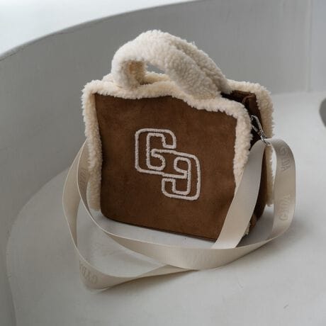 [^:GY-B151]sV[Yt2WAY FAKE MOUTON BAG / 2WAY tFCN[gobOlCGGSgp̃tFCN[gobOҖ]̕IŋGߊgtFCN[ghڂɒgApCsO{A͔G_炩AȂقǁsitigɂ傤ǂTCYɎdグtFCN[gobOBobOɂ̓TKhJGGSAGYDA炵fUCɎdグ܂BpCsOƎɃ{Agp鎖łGߊofUCBƂ}`̂ŁAڈȏɉו[鎖\łBɂ̓t@Xi[|Pbgt[|Pbg@\̍ACeBybg{gȂǂŒ\ȃX[utBt̃V_[ɂGYDÃSWK[hDœ鎖ł肱܂BV_[Eg[g2WAYdlBsuhtGYDA / WFC_- L.A CASUAL -CLA̋CC[WBIi炵̂̃CIoAVvȃACeVGbgF⏬ŃGbWBɃX^COBJWAŐFĈIi̎q̃X^CĂ܂BsXybNtJ@F}OlbgzbNJdlFt@Xi[|Pbg~1 / t[|Pbg~2stitۑ / V_[~1