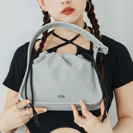 [^ԁFGY-B271]sELGAESACetDENIM ONE HANDLE BAG / fjnhobOGYDÃS^肰ȂtiȃfUC̃nhobOBGYDA炵ǋAfjfނgp܂BǂȃR[fBl[gƂǂubNfjECgu[fjgpBsitʂȋ𖳂X^CbVȃfUC̃nhobOB蕔ɃXNGAfBe[̋cŁApXP[XL[z_[ȂǂtĂ\ɁBVvȌڂɎdグׁAJɂ͋В̗pBY߂ȃfUC̒ɃJWAc܂BƃobỎ鎖łƂfUCɂȂA͂QB~j}ȃTCYȂɃfjfނ̃t[|Pbg鎖ő̉וƕĎ[Ăו̎[ɕ֗Ȏdlɂ܂BsuhtGYDA / WFC_- L.A CASUAL -CLA̋CC[WBIi炵̂̃CIoAVvȃACeVGbgF⏬ŃGbWBɃX^COBJWAŐFĈIi̎q̃X^CĂ܂BsXybNtJ@FВJdlFt[|Pbg~1stitȂ