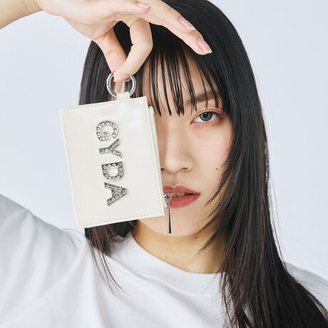 [^ԁFGY-W292]sV[YtRHINESTONE LOGO / CXg[S炫ƋPgCXg[hS^ۓIȐVV[YBu[ƃCgu[̃fjfނɂ͖ȑfނgpAubNƃAC{[ɂ̓tFCNU[gpBCpNg̋ƃfUC̍ōGڂ̃V[YłBg LIMITED COLOR : LIGHT BLUE hCgu[ELGAESłȂJ[Bfjł킦Ȃy݂܂BsitۃJ̕tRCP[XBobO̎xg[vɕt鎖\ȕ֗ȎdlBRCP[X͕Ѓ}`t鎖ŌڈȏɏK[鎖\ɁBɂ̓t[|PbgAƂ̎[ɕ֗Bwʂɂ̓J[h|Pbg2ARCP[XƂĂłȂpXP[XƂĂg\łBsuhtGYDA / WFC_- L.A CASUAL -CLA̋CC[WBIi炵̂̃CIoAVvȃACeVGbgF⏬ŃGbWBɃX^COBJWAŐFĈIi̎q̃X^CĂ܂BsXybNtJ@Ft@Xi[JdlFt[|Pbg~1wʎdlFJ[h|Pbg~2ʎdlFۃJ~1stitۑ