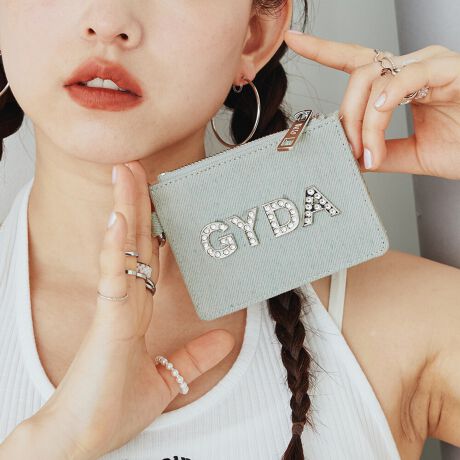 [^ԁFGY-W292]sV[YtRHINESTONE LOGO / CXg[S炫ƋPgCXg[hS^ۓIȐVV[YBu[ƃCgu[̃fjfނɂ͖ȑfނgpAubNƃAC{[ɂ̓tFCNU[gpBCpNg̋ƃfUC̍ōGڂ̃V[YłBg LIMITED COLOR : LIGHT BLUE hCgu[ELGAESłȂJ[Bfjł킦Ȃy݂܂BsitۃJ̕tRCP[XBobO̎xg[vɕt鎖\ȕ֗ȎdlBRCP[X͕Ѓ}`t鎖ŌڈȏɏK[鎖\ɁBɂ̓t[|PbgAƂ̎[ɕ֗Bwʂɂ̓J[h|Pbg2ARCP[XƂĂłȂpXP[XƂĂg\łBsuhtGYDA / WFC_- L.A CASUAL -CLA̋CC[WBIi炵̂̃CIoAVvȃACeVGbgF⏬ŃGbWBɃX^COBJWAŐFĈIi̎q̃X^CĂ܂BsXybNtJ@Ft@Xi[JdlFt[|Pbg~1wʎdlFJ[h|Pbg~2ʎdlFۃJ~1stitۑ