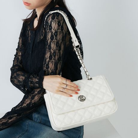 [^ԁFGY-B354]sV[YtDOUBLE QUILTING / _uLeBONXɃ_uCŃLeBO{VV[YG̗ǂ߂ƂƂɃfUC߂Ă܂{̂ɂ"gyda"̃T[N^tAVvȂGbW̌fUCɃx[VbNɂubNEAC{[ɍGڃJ[̃bhS3FWJfUCɍ킹Ax[VbNJ[̃ubNELEAC{[3FWJɁBǂȕɂD܂VvȃfUCő蕨ƂĂ߂̃V[YłBsitƂTCỸV_[obOB߂A傫߂ȂTCYŃfC[ŎgȂACełBԂ^CṽV_[obO͎΂ߊ|ɂ鎖ŃJWAɁA|鎖ől\BƂ}`鎖Ōڈȏɉו[鎖oAioɕKvȉו͑SĎ[oقǁBɂ̓t@Xi[|PbgAMdiȂǑ̉וƕĂ[Ă̂ɕ֗łBsuhtGYDA / WFC_- L.A CASUAL -CLA̋CC[WBIi炵̂̃CIoAVvȃACeVGbgF⏬ŃGbWBɃX^COBJWAŐFĈIi̎q̃X^CĂ܂sXybNtJ@F}OlbgzbNJdlFt@Xi[|Pbg~1stitۑ