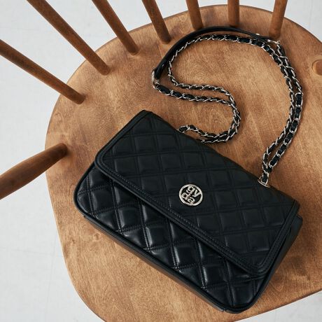 [^ԁFGY-B354]sV[YtDOUBLE QUILTING / _uLeBONXɃ_uCŃLeBO{VV[YG̗ǂ߂ƂƂɃfUC߂Ă܂{̂ɂ"gyda"̃T[N^tAVvȂGbW̌fUCɃx[VbNɂubNEAC{[ɍGڃJ[̃bhS3FWJfUCɍ킹Ax[VbNJ[̃ubNELEAC{[3FWJɁBǂȕɂD܂VvȃfUCő蕨ƂĂ߂̃V[YłBsitƂTCỸV_[obOB߂A傫߂ȂTCYŃfC[ŎgȂACełBԂ^CṽV_[obO͎΂ߊ|ɂ鎖ŃJWAɁA|鎖ől\BƂ}`鎖Ōڈȏɉו[鎖oAioɕKvȉו͑SĎ[oقǁBɂ̓t@Xi[|PbgAMdiȂǑ̉וƕĂ[Ă̂ɕ֗łBsuhtGYDA / WFC_- L.A CASUAL -CLA̋CC[WBIi炵̂̃CIoAVvȃACeVGbgF⏬ŃGbWBɃX^COBJWAŐFĈIi̎q̃X^CĂ܂sXybNtJ@F}OlbgzbNJdlFt@Xi[|Pbg~1stitۑ