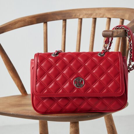 [^ԁFGY-B354]sV[YtDOUBLE QUILTING / _uLeBONXɃ_uCŃLeBO{VV[YG̗ǂ߂ƂƂɃfUC߂Ă܂{̂ɂ"gyda"̃T[N^tAVvȂGbW̌fUCɃx[VbNɂubNEAC{[ɍGڃJ[̃bhS3FWJfUCɍ킹Ax[VbNJ[̃ubNELEAC{[3FWJɁBǂȕɂD܂VvȃfUCő蕨ƂĂ߂̃V[YłBsitƂTCỸV_[obOB߂A傫߂ȂTCYŃfC[ŎgȂACełBԂ^CṽV_[obO͎΂ߊ|ɂ鎖ŃJWAɁA|鎖ől\BƂ}`鎖Ōڈȏɉו[鎖oAioɕKvȉו͑SĎ[oقǁBɂ̓t@Xi[|PbgAMdiȂǑ̉וƕĂ[Ă̂ɕ֗łBsuhtGYDA / WFC_- L.A CASUAL -CLA̋CC[WBIi炵̂̃CIoAVvȃACeVGbgF⏬ŃGbWBɃX^COBJWAŐFĈIi̎q̃X^CĂ܂sXybNtJ@F}OlbgzbNJdlFt@Xi[|Pbg~1stitۑ