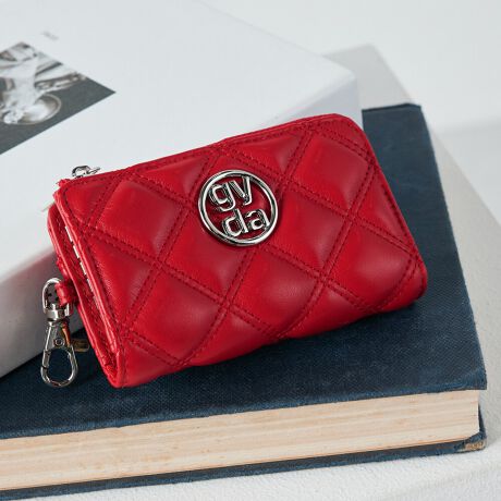 [^ԁFGY-W353]sV[YtDOUBLE QUILTING / _uLeBONXɃ_uCŃLeBO{VV[YG̗ǂ߂ƂƂɃfUC߂Ă܂{̂ɂ"gyda"̃T[N^tAVvȂGbW̌fUCɃx[VbNɂubNEAC{[ɍGڃJ[̃bhS3FWJfUCɍ킹Ax[VbNJ[̃ubNELEAC{[3FWJɁBǂȕɂD܂VvȃfUCő蕨ƂĂ߂̃V[YłBsitƕ֗ȃACeƂĐlCgL[P[Xh̒łɐlCW߂̂Lt@Xi[BAɎg߂ׂɃL[P[X{̂ɃiXJt܂BiXJt鎖Ńxg[vɕtAobOɕt肷鎖ŁAobO̒ŒTKv܂Bɂ̓X}[gL[̎[ɕ֗ȃL[O5{̃JM[oL[OAiKvȃJM1ɂ܂Ƃ߂Ď^Ԏ\ɁBƔwʂɃt[|PbgAJ[hL[Ȃǂ̎[\BNԃL[P[X͑؂ȕւ̑蕨ƂĂ߂łBsuhtGYDA / WFC_- L.A CASUAL -CLA̋CC[WBIi炵̂̃CIoAVvȃACeVGbgF⏬ŃGbWBɃX^COBJWAŐFĈIi̎q̃X^CĂ܂sXybNtJ@FLt@Xi[JdlFL[O~1 / L[z_[~5 / t[|Pbg~2wʎdlFt[|Pbg~2̑dlFiXJtstitpBOX