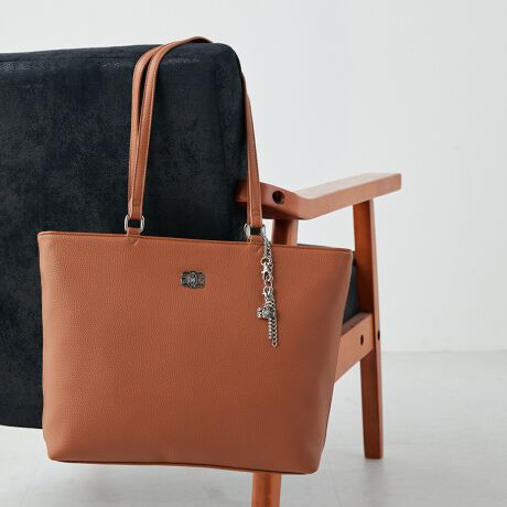 [^ԁFGY-B347]sV[YtPLAIN / v[V{gpVvȃfUC̐VV[YBlC̍S^gpAIWi`[tfUCBfUCɍ킹Ax[VbNJ[̃ubNELEAC{[3FWJɁBǂȕɂD܂VvȃfUCő蕨ƂĂ߂̃V[YłBsitA4TCYΉ̏[TCỸg[gobOBVvȃfUCŕig͂Aʊwʋ΂ɂg܂B[TCỸVvȃg[gobO炱A@\ɂAɂ̓t[|Pbg~2ƃt@Xi[|Pbg~1Awʂɂ̓t[|Pbg~2܂BƂȃg[gobỎוYɎ[鎖\Bwʂ̃t[|Pbgɂ͂Ɏo[Ăŕ֗ɁBsuhtGYDA / WFC_- L.A CASUAL -CLA̋CC[WBIi炵̂̃CIoAVvȃACeVGbgF⏬ŃGbWBɃX^COBJWAŐFĈIi̎q̃X^CĂ܂sXybNtJ@Ft@Xi[JdlF|Pbg~2 / t@Xi[|Pbg~1 / t[|Pbg~2stitۑ