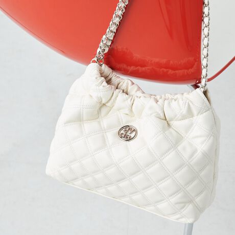 [^ԁFGY-B356]sV[YtDOUBLE QUILTING / _uLeBONXɃ_uCŃLeBO{VV[YG̗ǂ߂ƂƂɃfUC߂Ă܂{̂ɂ"gyda"̃T[N^tAVvȂGbW̌fUCɃx[VbNɂubNEAC{[ɍGڃJ[̃bhS3FWJfUCɍ킹Ax[VbNJ[̃ubNELEAC{[3FWJɁBǂȕɂD܂VvȃfUCő蕨ƂĂ߂̃V[YłBsitWlCNo.1̍GC`IVACeBgh̃`F[ɎgpAŜۂ݂̂tHɎdグV_[obOBJɂ̓MU[AXɃgh߂Ă܂Big͂A+ȃACeŏqJWAȃp[eB[V[ł􂵂Ă܂BJJςȂɂȂfUC̃fBe[JɃ}OlbgzbNt鎖ŉוяoSzȂA̐lוĂ܂Sz܂BRpNgȃTCYȂɂ̓t[|PbgẢוƕĂƂŕ֗ȃbvȂǂ̏̎[ɕ֗łBsuhtGYDA / WFC_- L.A CASUAL -CLA̋CC[WBIi炵̂̃CIoAVvȃACeVGbgF⏬ŃGbWBɃX^COBJWAŐFĈIi̎q̃X^CĂ܂sXybNtJ@F}OlbgzbNJdlFt@Xi[|Pbg~1 / t[|Pbg~1stitۑ