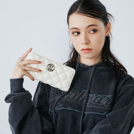 [^ԁFGY-W351]sV[YtDOUBLE QUILTING / _uLeBONXɃ_uCŃLeBO{VV[YG̗ǂ߂ƂƂɃfUC߂Ă܂{̂ɂ"gyda"̃T[N^tAVvȂGbW̌fUCɃx[VbNɂubNEAC{[ɍGڃJ[̃bhS3FWJfUCɍ킹Ax[VbNJ[̃ubNELEAC{[3FWJɁBǂȕɂD܂VvȃfUCő蕨ƂĂ߂̃V[YłBsitz̒łlCւ郉Eht@Xi[zB傫Jł̏oꂪ₷Ag蔲QBDƂ͕ʂɃt[|Pbg鎖ŃV[gȂǂ̕ۊǂ\ɁBǗ₷z͂܂邩EEEIHɂ͏\߂قǂ̃J[h|PbgAiKvȃJ[h1ɂ܂Ƃ߂Ď^ԂƂ\łBVvȂGYDAՂȃfUCƎg̗ǂő؂ȕւ̑蕨ƂĂ߁BsuhtGYDA / WFC_- L.A CASUAL -CLA̋CC[WBIi炵̂̃CIoAVvȃACeVGbgF⏬ŃGbWBɃX^COBJWAŐFĈIi̎q̃X^CĂ܂sXybNtJ@FEht@Xi[JdlFJ[h|Pbg~12 / t[|Pbg~2 / D~3 / K~Pid؂LjwʎdlFt[|Pbg~1stitpBOX