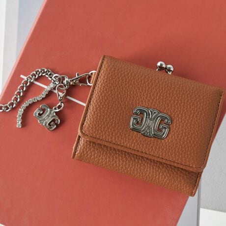 [^ԁFGY-W342]sV[YtPLAIN / v[V{gpVvȃfUC̐VV[YBlC̍S^gpAIWi`[tfUCBfUCɍ킹Ax[VbNJ[̃ubNELEAC{[3FWJɁBǂȕɂD܂VvȃfUCő蕨ƂĂ߂̃V[YłBsitRpNgȃTCYŏȃobO̎ɂ􂵂Ă~jzBVvȃfUC̒ɍz㕔ɌfUCBȃTCYƂ͗ɏ[̎[͂˔Aɂ͏[J[h|PbgĂ܂Bx[VbNȃfUCő蕨ƂĂ߂łBsuhtGYDA / WFC_- L.A CASUAL -CLA̋CC[WBIi炵̂̃CIoAVvȃACeVGbgF⏬ŃGbWBɃX^COBJWAŐFĈIi̎q̃X^CĂ܂sXybNtJ@FzbNJdlFJ[h|Pbg~8 / D~1 / K~1(d؂肠)stitpBOX / `[