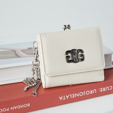 [^ԁFGY-W342]sV[YtPLAIN / v[V{gpVvȃfUC̐VV[YBlC̍S^gpAIWi`[tfUCBfUCɍ킹Ax[VbNJ[̃ubNELEAC{[3FWJɁBǂȕɂD܂VvȃfUCő蕨ƂĂ߂̃V[YłBsitRpNgȃTCYŏȃobO̎ɂ􂵂Ă~jzBVvȃfUC̒ɍz㕔ɌfUCBȃTCYƂ͗ɏ[̎[͂˔Aɂ͏[J[h|PbgĂ܂Bx[VbNȃfUCő蕨ƂĂ߂łBsuhtGYDA / WFC_- L.A CASUAL -CLA̋CC[WBIi炵̂̃CIoAVvȃACeVGbgF⏬ŃGbWBɃX^COBJWAŐFĈIi̎q̃X^CĂ܂sXybNtJ@FzbNJdlFJ[h|Pbg~8 / D~1 / K~1(d؂肠)stitpBOX / `[