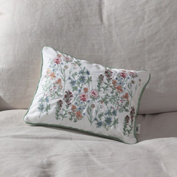 ローラアシュレイ　　クッション フラワー刺しゅうクッション 30×40cm | ローラ アシュレイ(LAURA