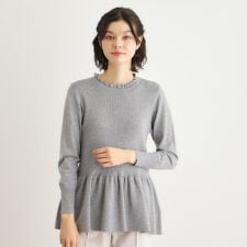 【洗える／ウール混／サスティナブル素材】フリルネックペプラム プルオーバーニット