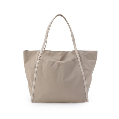 [^ԁF41012767]yfUCzA4TCYg[gB{̃iCɃpCsOA肪ɂȂăJWAȂɃIItgpłALCڂɂfފɂȂ܂BO{̂Ƀ}OzbNtI[v|PbgLBO|Pbgɂ̓Stă|CgɂȂĂ܂BVt@Xi[dlBVɂ̓X}zTCỸAII[v|PbgɕtĂ܂B{̒OɃ_uI[v|PbgtĂĒ|Pbg͌v4ɂȂ܂BƖ̊֌WɂAۂFČꍇ܂B܂Ap\REX}[gtHȂǂ̊ɂA኱iƉ摜̃J[قȂꍇ܂Bd:320g